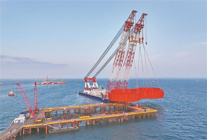 廈門日報(bào)：海上“金鐘罩” 就位——廈金大橋（廈門段）劉五店航道橋西主塔完成鋼套箱吊裝