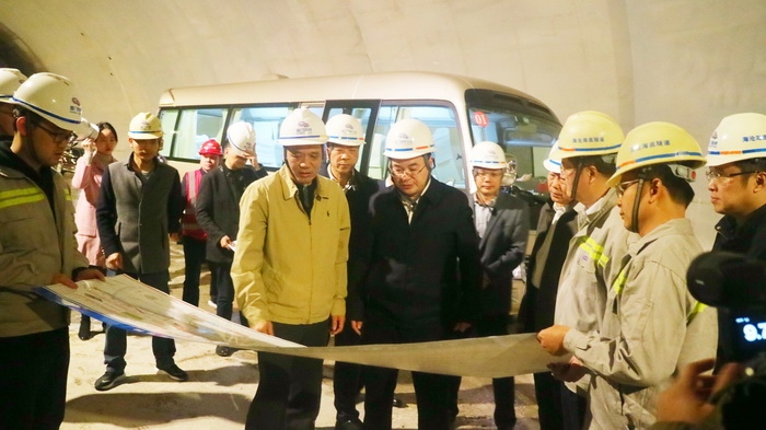 0121【工程公司】省委常委、市委書記胡昌升檢查海滄隧道安全生產(chǎn)工作-1_調(diào)整大小.jpg
