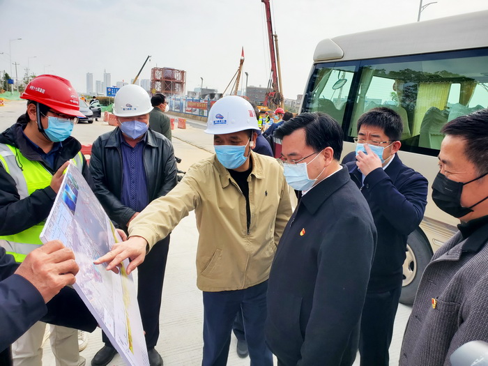0212【工程公司】省委常委、市委書記胡昌升一行調(diào)研第二東通道工程復(fù)工、防疫工作_調(diào)整大小.jpg