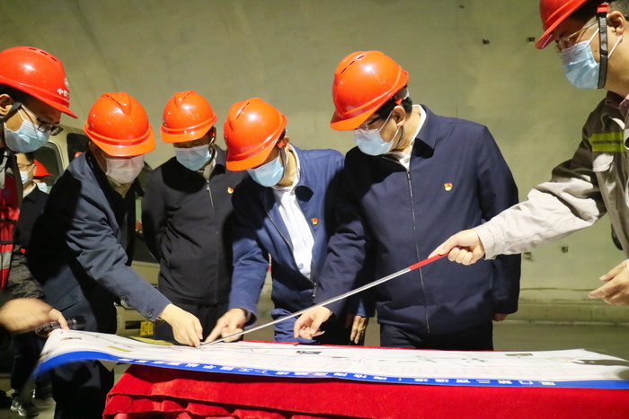 0219【工程公司】福建省委常委、廈門市委書記趙龍調(diào)研海滄隧道（第二西通道）項目 (2)_調(diào)整大小.jpg