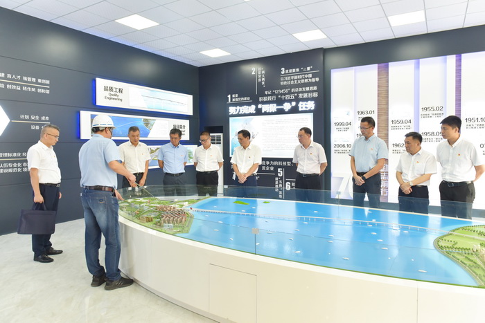 0629【集團黨辦】黨旗在工地一線高高飄揚——路橋集團黨委班子開展黨史學(xué)習教育主題黨日活動_調(diào)整大小.jpg